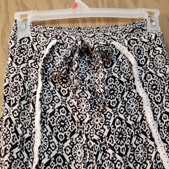 Really pretty black and white patterned "pants" with lace lined splits at sides. - Picture 4 of 7